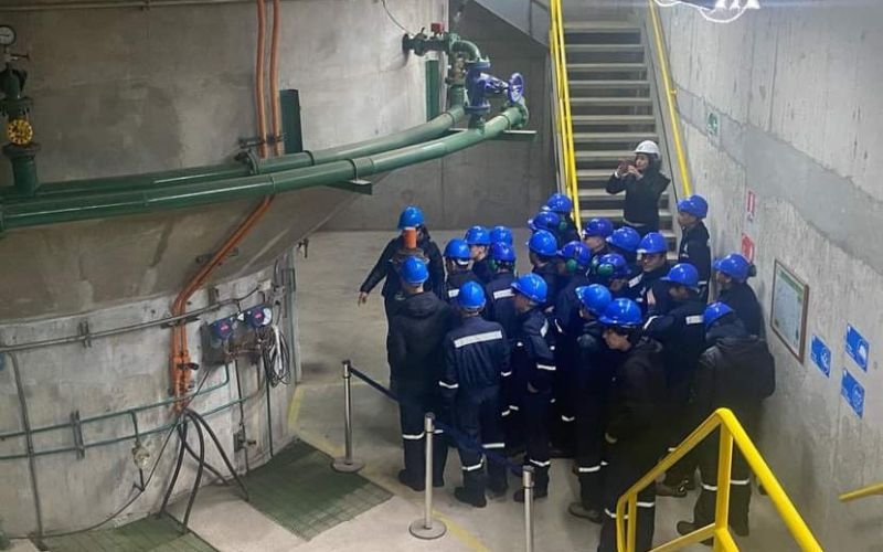 Estudiantes de Mantenimiento Electromecánico visitan Central Hidroeléctrica de Pasada Guayacán