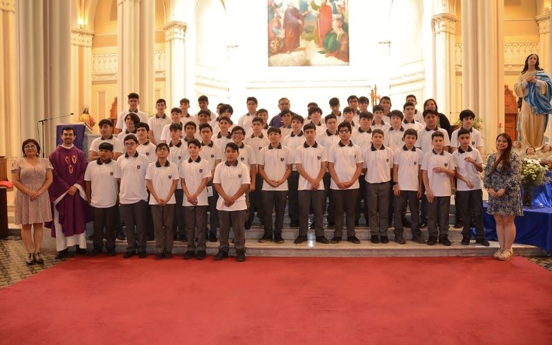 49 jóvenes reciben sacramento de la Eucaristía