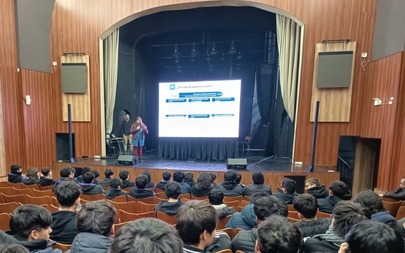 Estudiantes de IV Medio participan en charla de inscripción a la PAES 2025