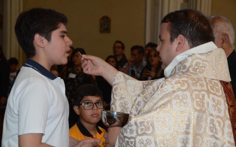 Jóvenes salesianos reciben sacramento de la Eucaristía