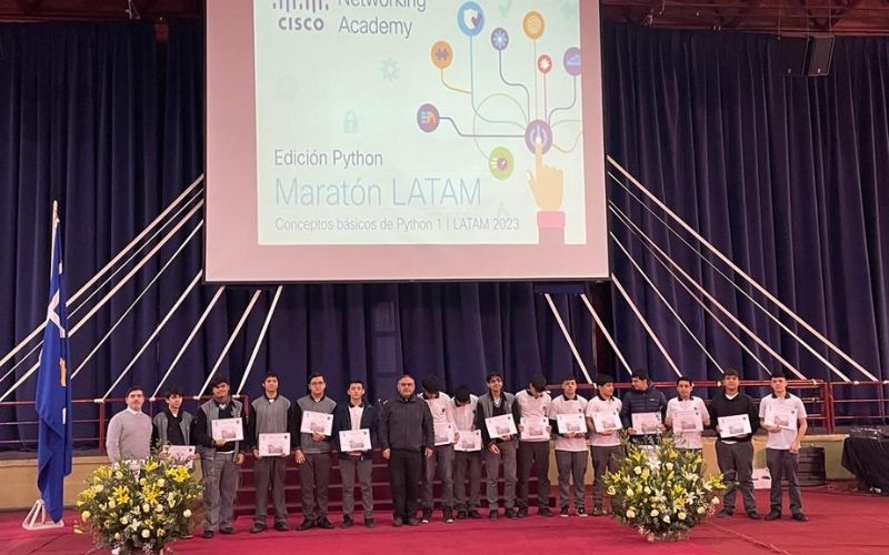 Estudiantes realizan exitosa participación en maratón Latam Python