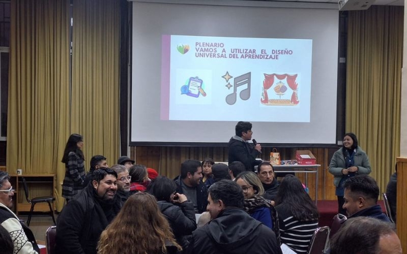 Docentes reflexionan sobre acompañamiento a estudiantes con CEA en Consejo de Profesores