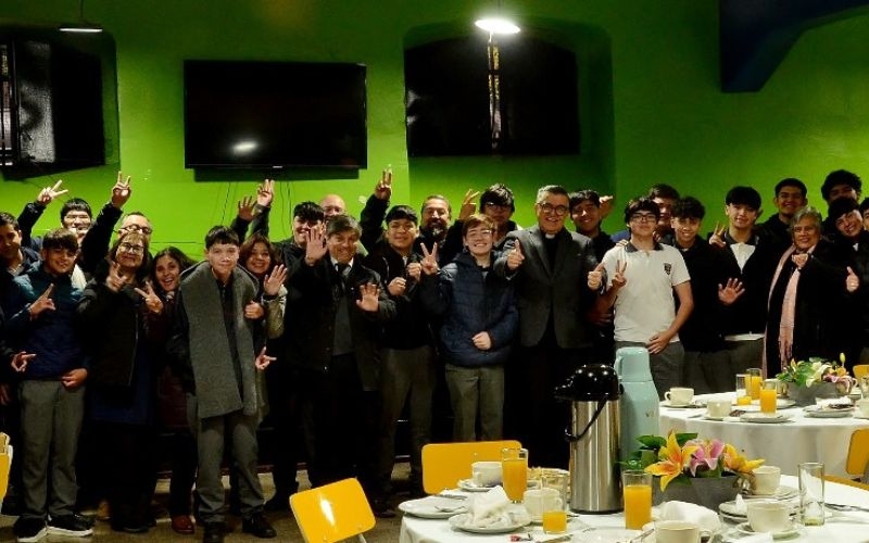 Padre Juan Bustamante celebra 32 años de sacerdocio en Salesianos Alameda